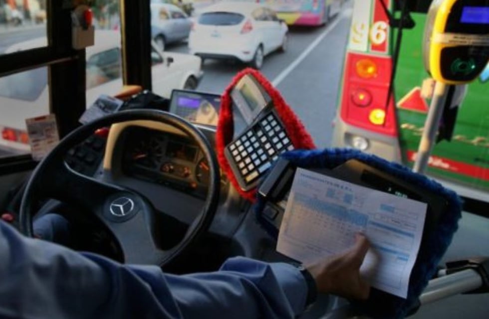 Video: un chofer santiagueño mostró su estrategia para salir a trabajar con el calor intenso y se viralizó