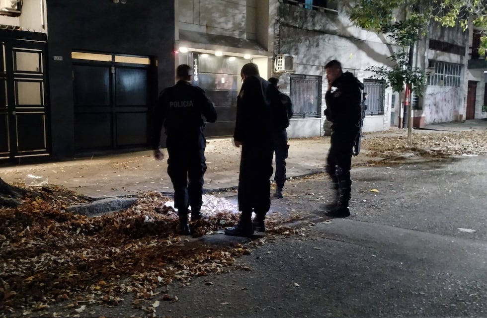 Balacera y taxi inhabilitado en Rosario: los peones creen que fue un atentado