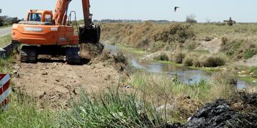 Se realizan trabajos de limpieza de canales en Punta Alta.