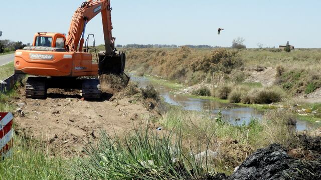 Se realizan trabajos de limpieza de canales en Punta Alta.