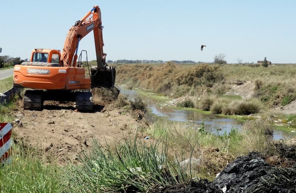 Realizan trabajos de limpieza en canales de evacuación de agua de lluvia