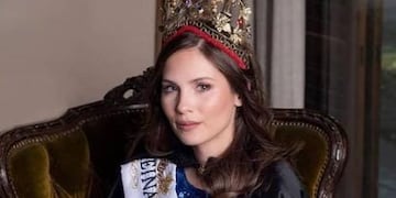 La reina "no oficial" publicó sus primeras fotos con capa y corona.