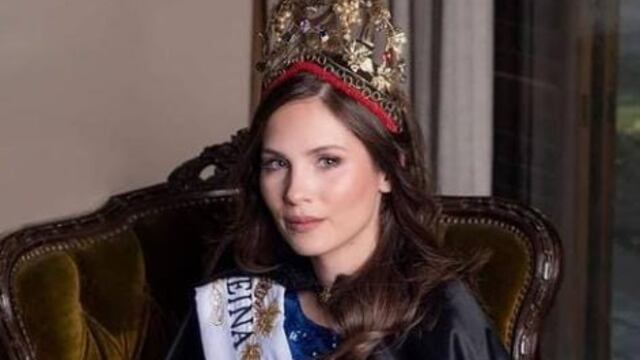 La reina "no oficial" publicó sus primeras fotos con capa y corona.