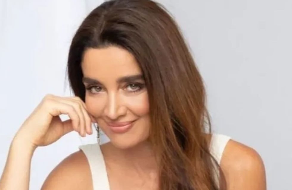 El destape de Verónica Varano: a los 59 años arrasó con un espectacular vestido mega escotado