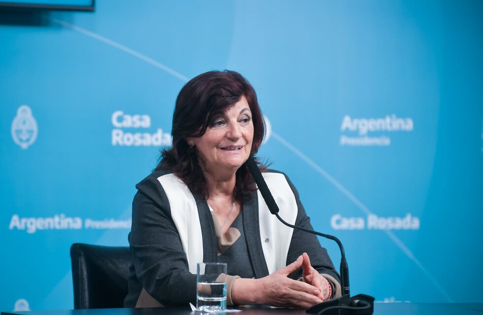 Papelón: “Kelly” Olmos tildó de liberal a un economista que no existe