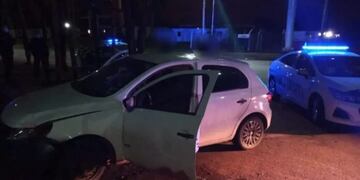 Evadieron un retén policial y terminaron incrustados contra un árbol.