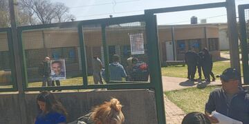 En el establecimiento Ceferino Namuncurá hubo protestas contra el sospechoso. (@radiogolsantafe)