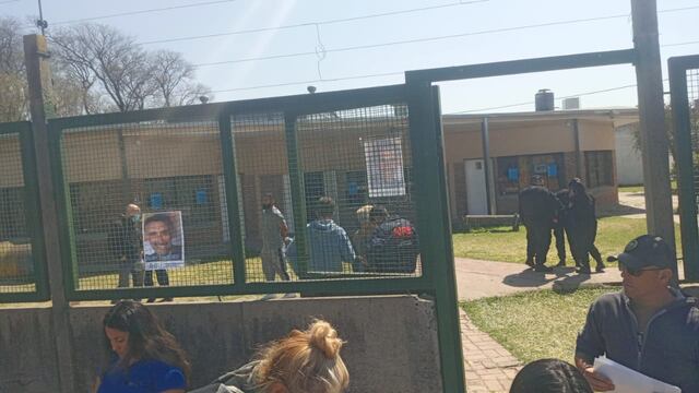 En el establecimiento Ceferino Namuncurá hubo protestas contra el sospechoso. (@radiogolsantafe)