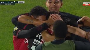 Todos los abrazos para Reasco, de Newell's en el empate parcial ante Talleres en Rosario