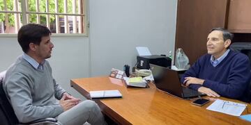 El concejal Leonardo Viotti junto a Rubén Burkett, gerente general de SODECAR