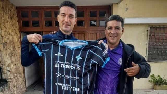 Flavio Sosa, el mendocino que viajó a Pujato para agradecerle con una camiseta de Atlético Argentino a Lionel Scaloni.