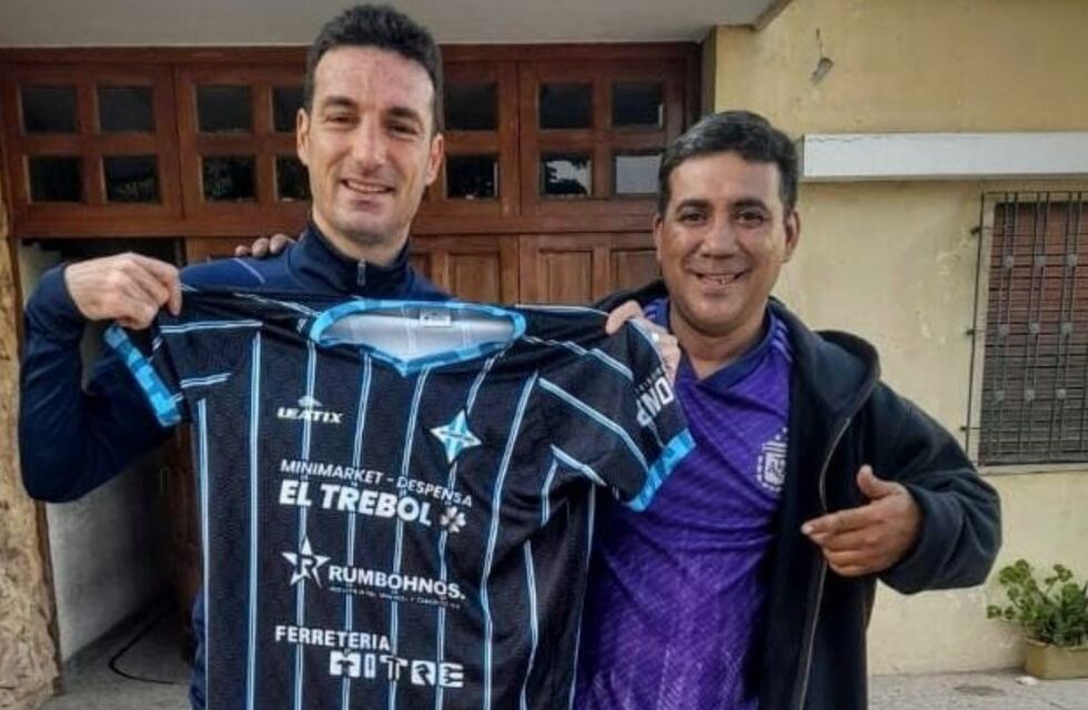 Un hincha mendocino viajó a la casa de Scaloni para regalarle una camiseta del Atlético de Marciano Cantero