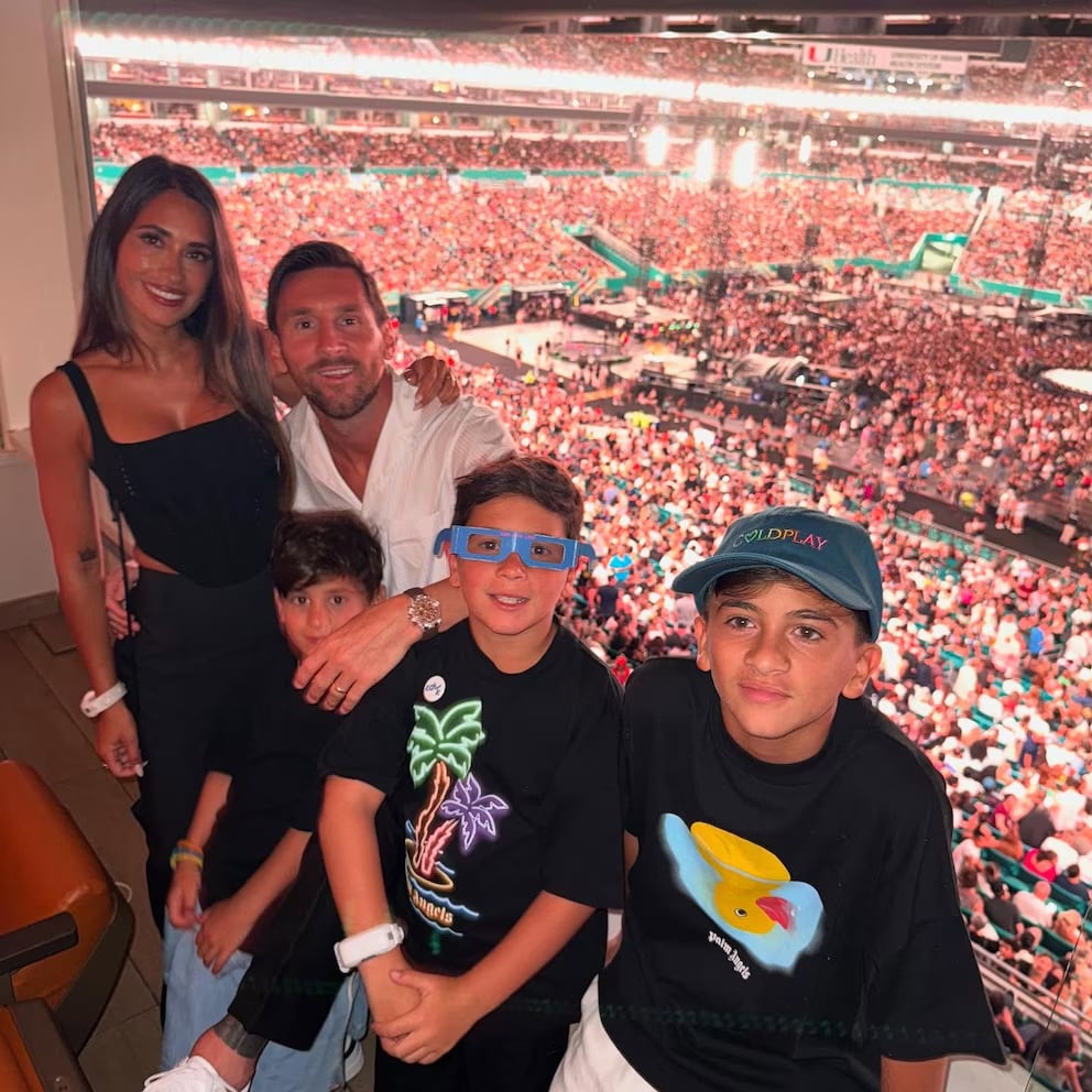 Messi y Antonela junto a sus hijos en el show de Coldplay en Miami.