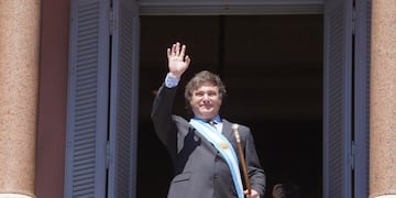 Javier Milei desde el balcón de Casa Rosada.