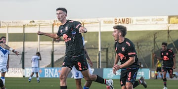 Franco Rami, goleador de Belgrano, marcando el segundo del equipo de Reserva ante Vélez, por los cuartos de final de la Copa Proyección 2023. (Prensa Belgrano)