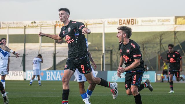 Franco Rami, goleador de Belgrano, marcando el segundo del equipo de Reserva ante Vélez, por los cuartos de final de la Copa Proyección 2023. (Prensa Belgrano)