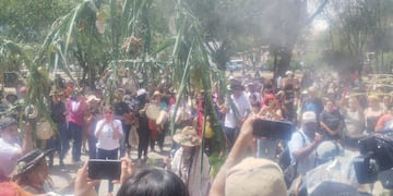 Los arcos de caña de maíz, cargados de ofrendas, representan el intercambio entre pueblos.