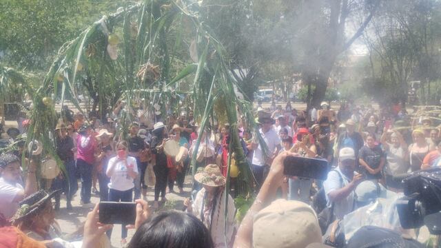 Los arcos de caña de maíz, cargados de ofrendas, representan el intercambio entre pueblos.
