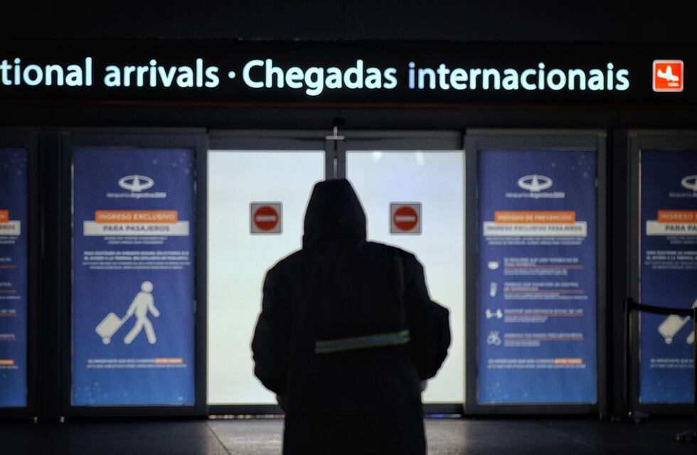 Un viajero con variante Delta incumplió la cuarentena y fue denunciado por Migraciones