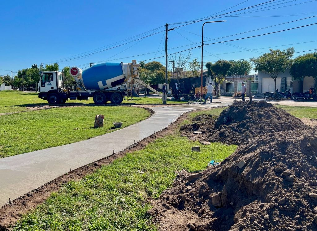 Comenzó la construcción de la vereda del paseo “Papa Francisco” en el Barrio La Villa