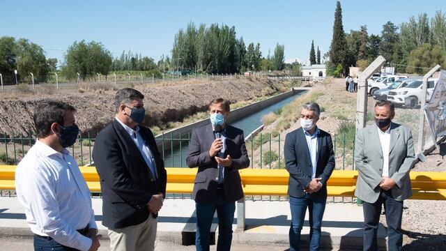 El gobernador de Mendoza Rodolfo Suarez en el corte de cinta de la obra de revestimiento del Canal Cacique Guaymallén en Luján de Cuyo.