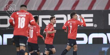 Andrés Rosa celebra junto a sus compañeros el gol ante Patronato. (Twitter: @Independiente)
