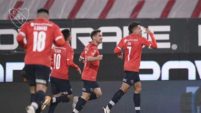 Andrés Rosa celebra junto a sus compañeros el gol ante Patronato. (Twitter: @Independiente)