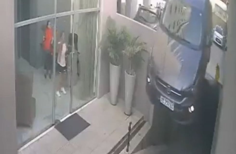 VIDEO| No se dio cuenta que estaba manejando sobre una rampa levadiza y su auto cayó de trompa