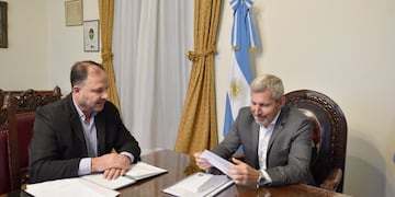 Rogelio Frigerio junto a Francisco Fiorotto intendente de Pueblo Belgrano.
