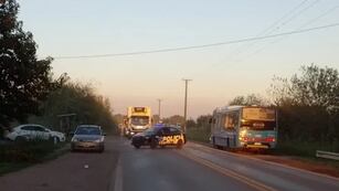 Un colectivo impactó contra una bicicleta y murió una mujer que viajaba con su hijo.