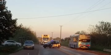 Un colectivo impactó contra una bicicleta y murió una mujer que viajaba con su hijo.