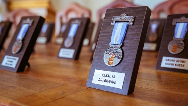 Autoridades del Centro de Veteranos de Malvinas brindaron un reconocimiento a la TV Pública Fueguina por el acompañamiento ininterrumpido a la vigilia