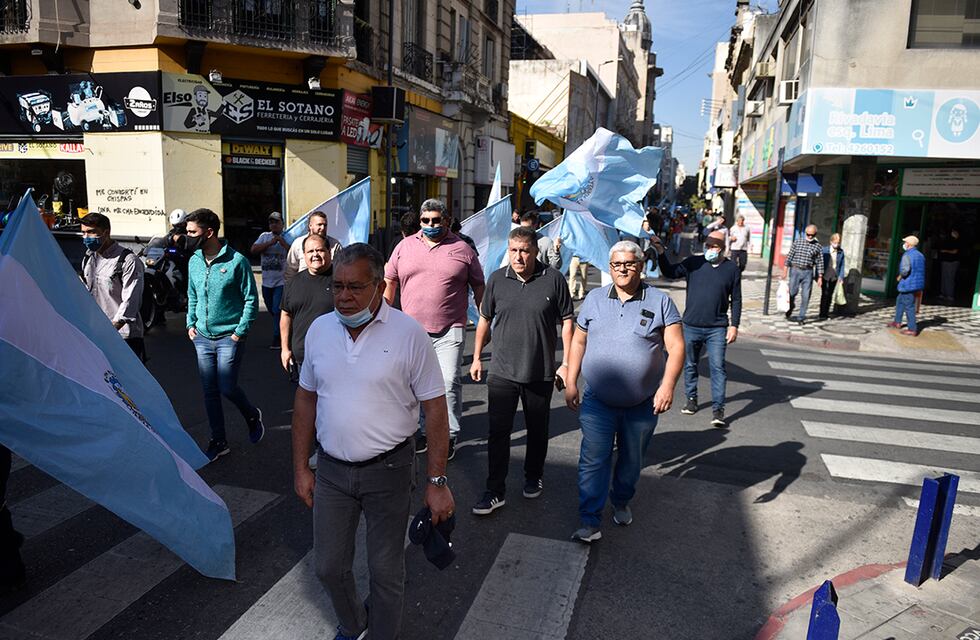 Agremiados de Luz y Fuerza Córdoba renuevan su reclamo y marchan hacia el edificio de Epec