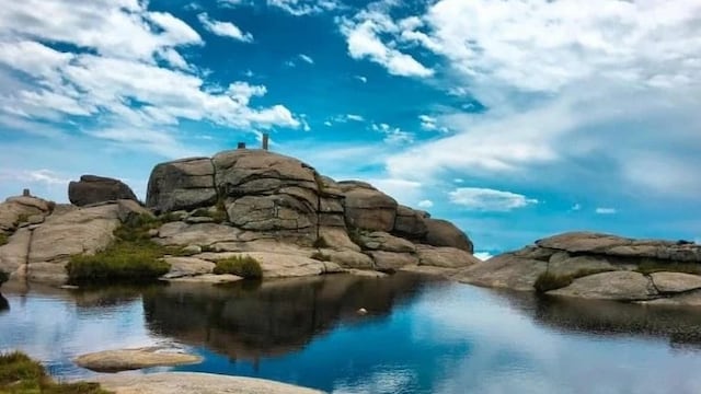 El espejo de agua suele estar congelado todo el año, por las extremas temperaturas de la cima.