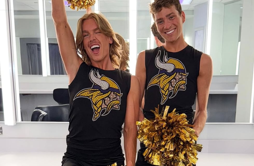 ¡La rompen! Polémica en Estados Unidos porque un equipo de fútbol americano sumó a dos porristas varones