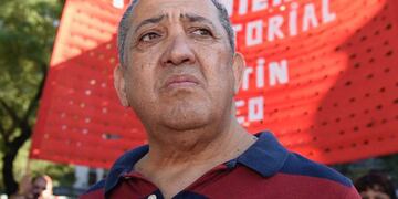 Luis D'Elía, líder piquetero; Organizaciones sociales realizan corte de la Ruta 3 en La Matanza contra el DNU y la ley “Bases”. Foto: La Voz