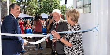 El decano de Medicina Rogelio Pizzi, de azul, junto al rector de la Universidad Nacional de Córdoba Hugo Juri.