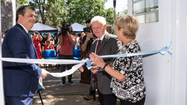El decano  de Medicina Rogelio Pizzi, de azul, junto al rector de la Universidad Nacional de Córdoba Hugo Juri.