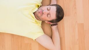 ¿Hace bien dormir en el suelo?: qué dicen los expertos.