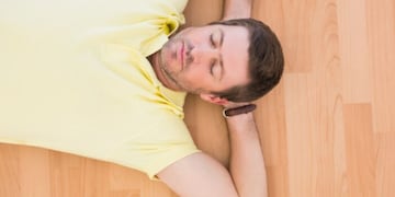 ¿Hace bien dormir en el suelo?: qué dicen los expertos.