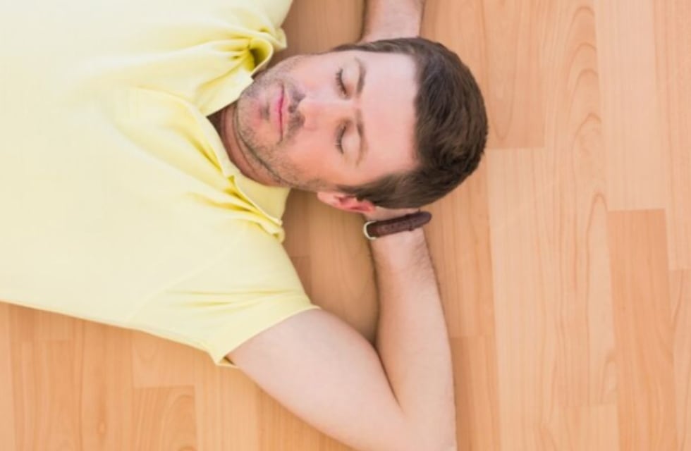 Por qué muchas personas eligen dormir en el piso y qué opinan los expertos