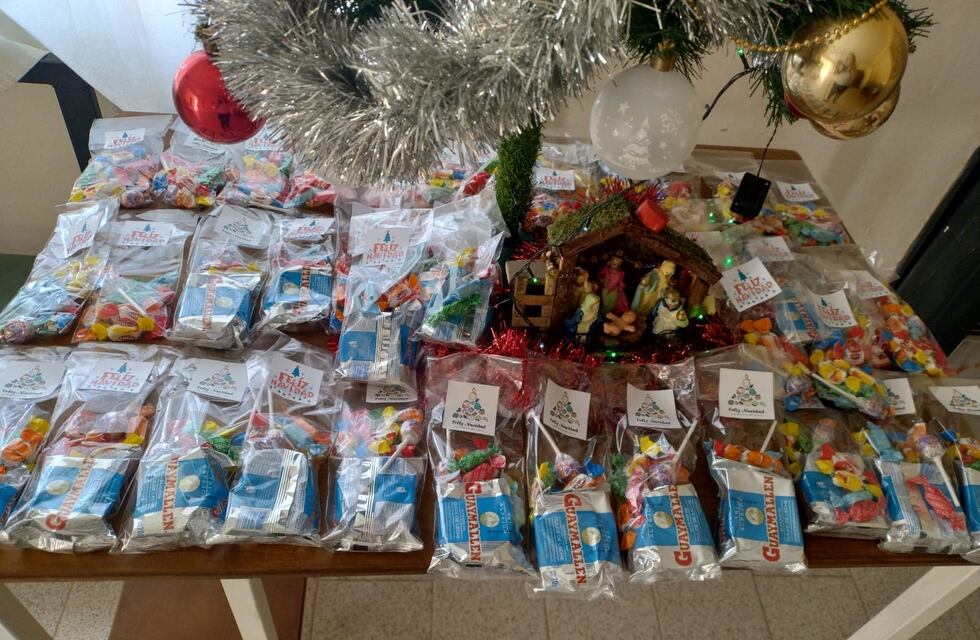 Entrega de obsequios navideños a las familias que se atienden en los Caps de Tres Arroyos