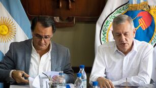El presidente del Concejo Deliberante, Lisandro Aguiar (izq.), y el secretario municipal de Servicios Públicos, Guillermo Marenco, en la reunión en el parlamento capitalino.