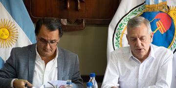 El presidente del Concejo Deliberante, Lisandro Aguiar (izq.), y el secretario municipal de Servicios Públicos, Guillermo Marenco, en la reunión en el parlamento capitalino.