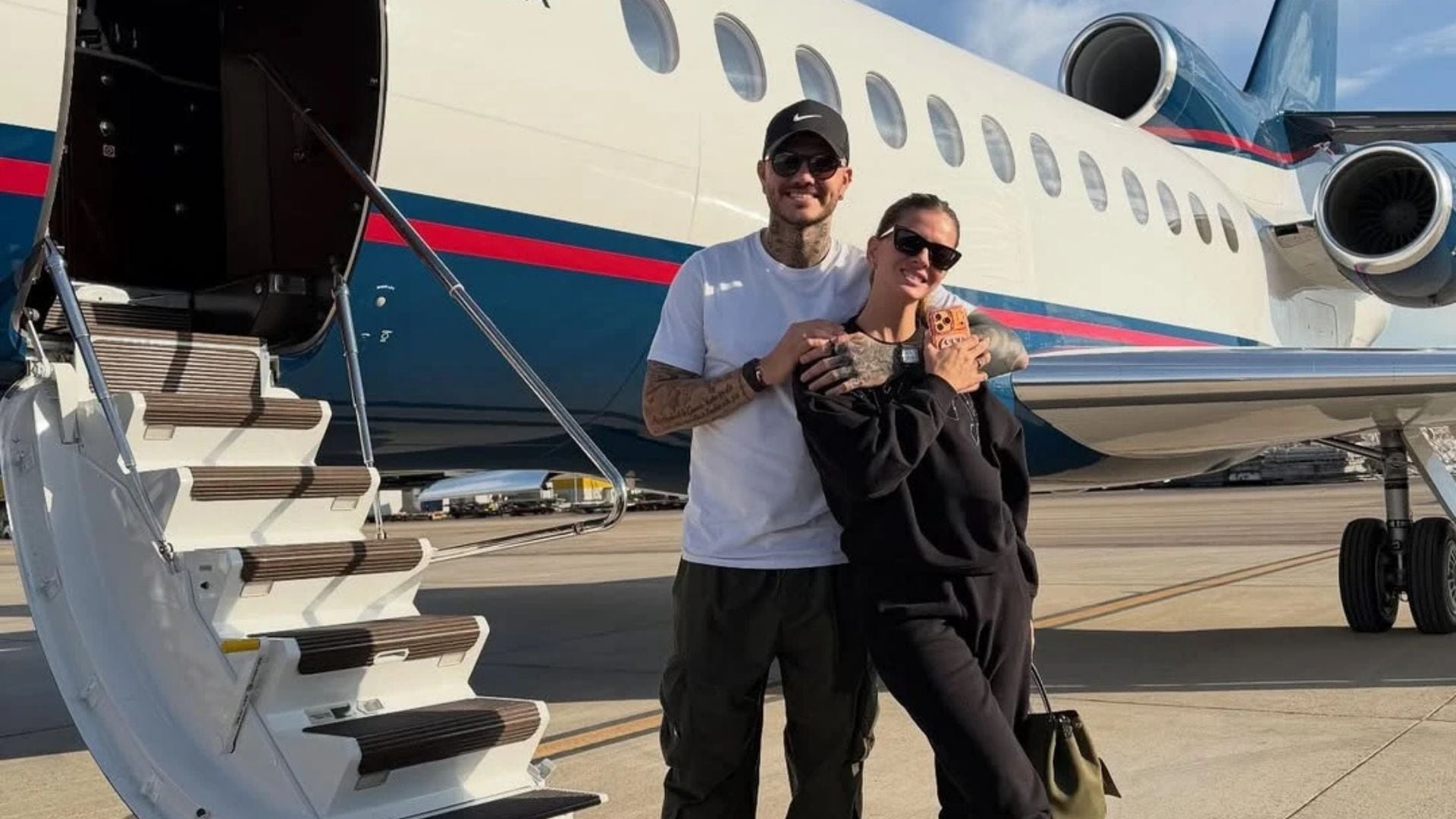La pareja viajó en un lujoso avión privado.