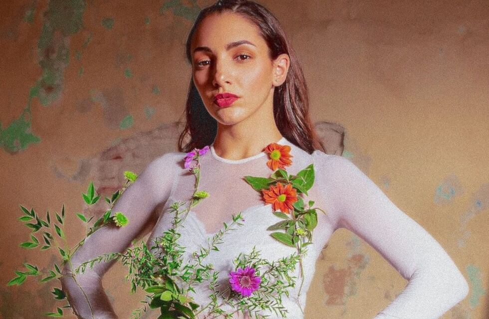 Thelma Fardín reapareció en las redes tras su internación y posó con un top violeta