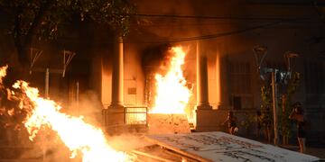 Desde el Gobierno calculan que los daños totales superan los 55 millones de pesos, y analizarán videos para identificar y denunciar a los violentos. Foto: Mariana Villa / Los Andes.