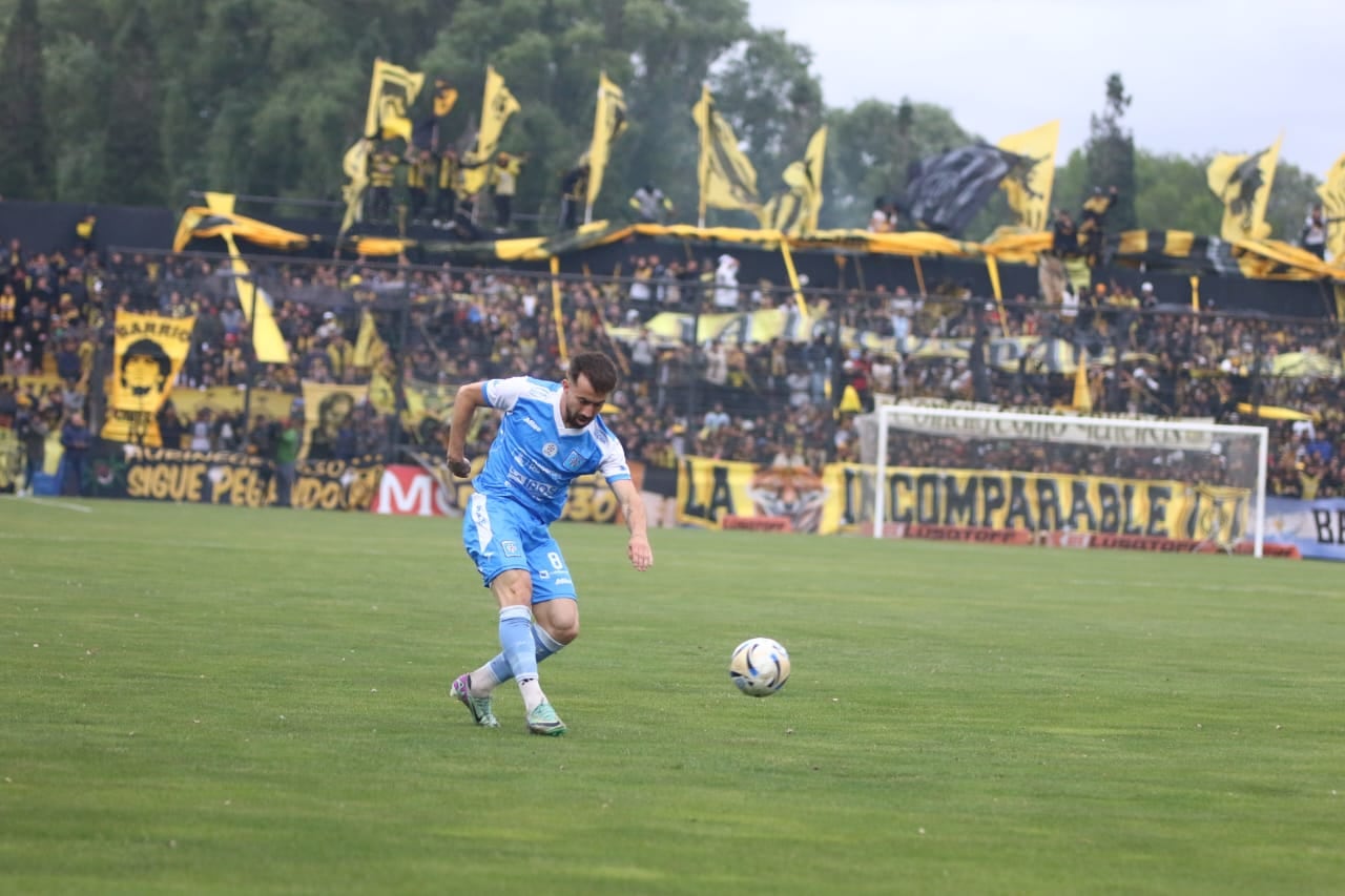 Deportivo Madryn ante Estudiantes, por el ascenso. (Prensa Estudiantes RC).
