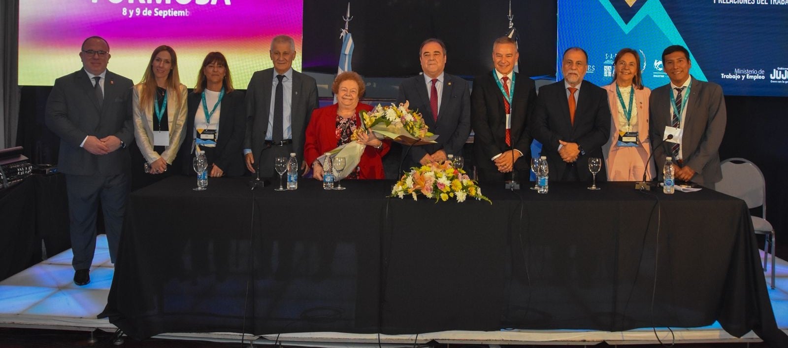 Autoridades que dieron apertura oficial al 17° Congreso de Derecho Laboral y Relaciones del Trabajo, que se desarrolla en San Salvador de Jujuy hasta este viernes.