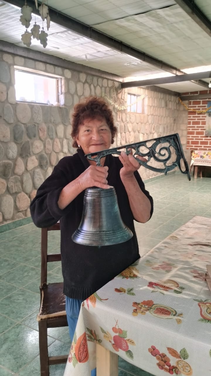 La campana fue recibida en mano por los responsables de la capilla.